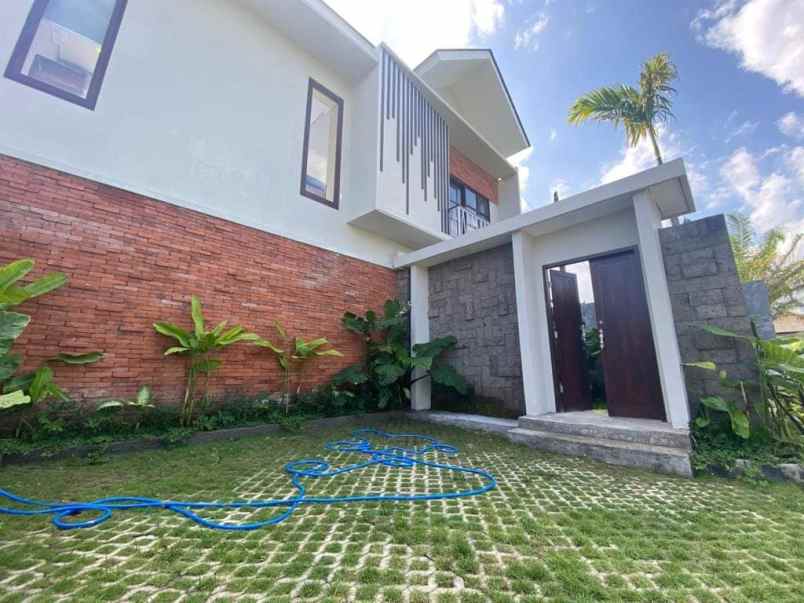 dijual villa jalan raya munggu kapal