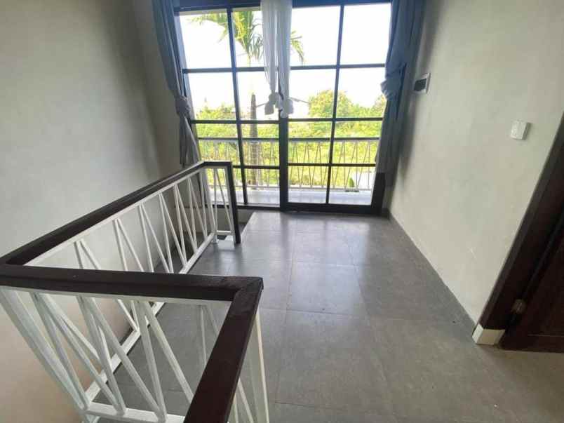 dijual villa jalan raya munggu kapal