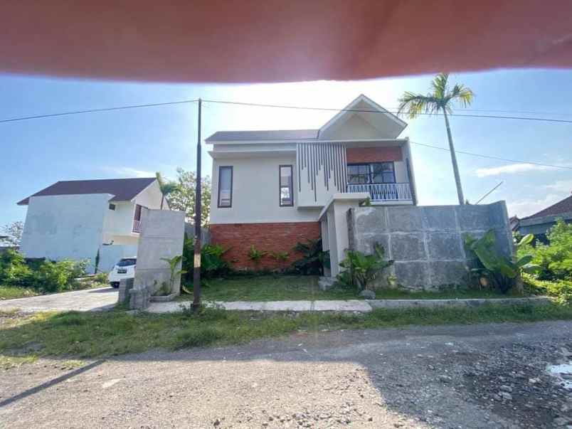 dijual villa jalan raya munggu kapal