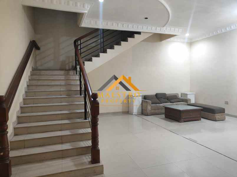 dijual villa komplek cemara asri medan