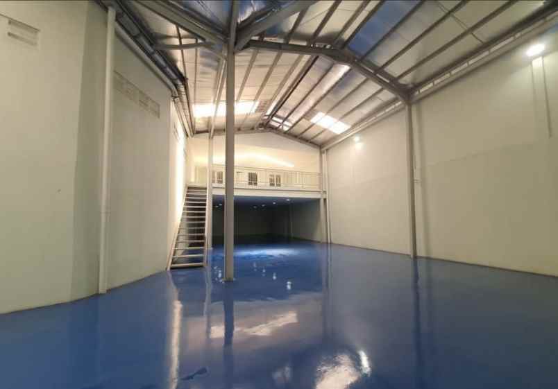 gudang dan kantor pinggir jalan di raya bekasi cakung