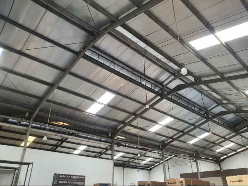 gudang dan kantor pinggir jalan di raya bekasi cakung