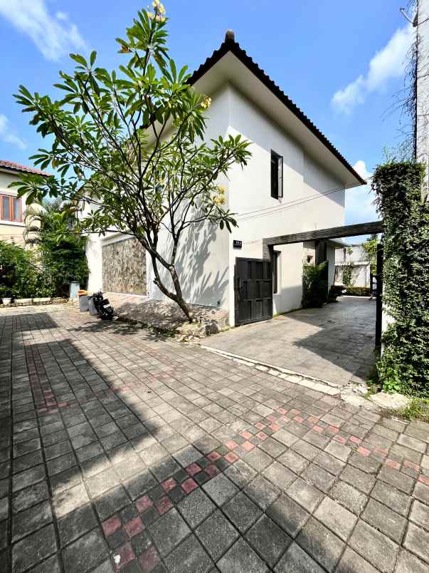 punya 9 mobil carport rumah ini muat semua