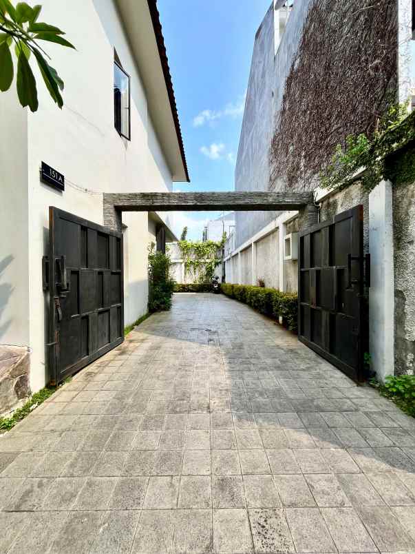 punya 9 mobil carport rumah ini muat semua