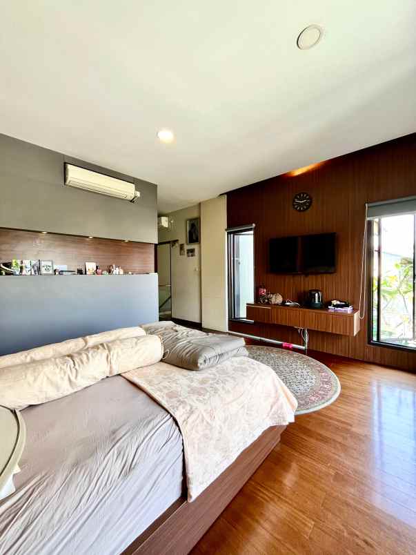 punya 9 mobil carport rumah ini muat semua