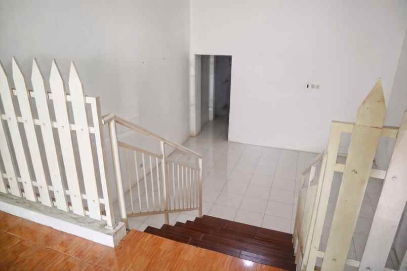 ruko 3 lantai strategis depan pintu masuk kampus undip