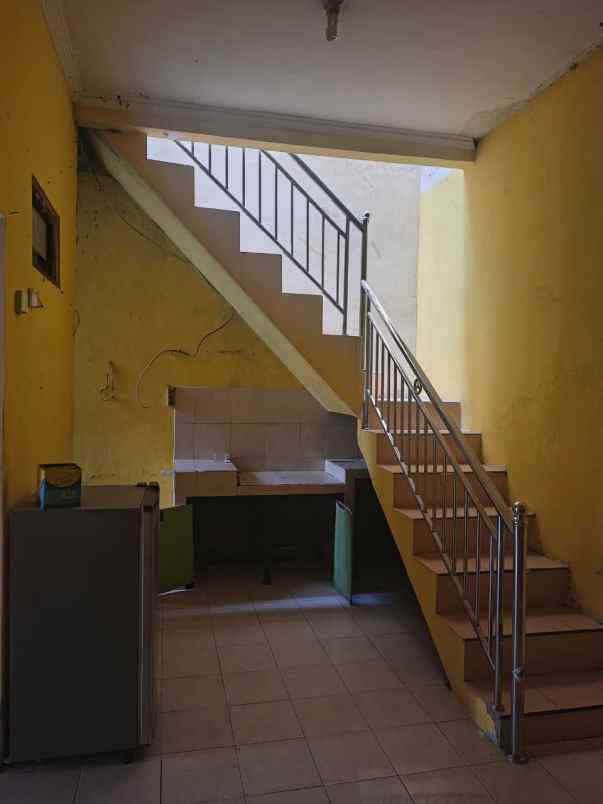 rumah 2 lantai cuma rp360 juta bisa disewa