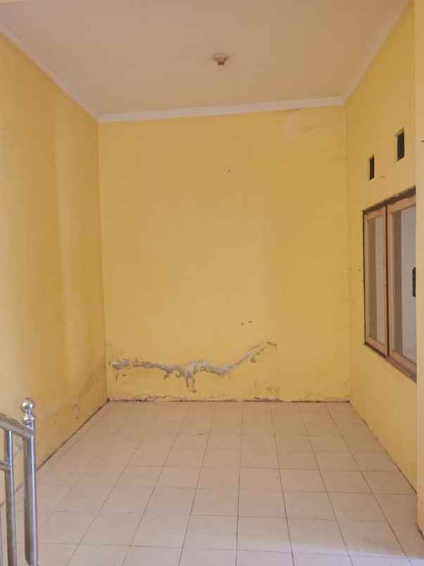 rumah 2 lantai cuma rp360 juta bisa disewa