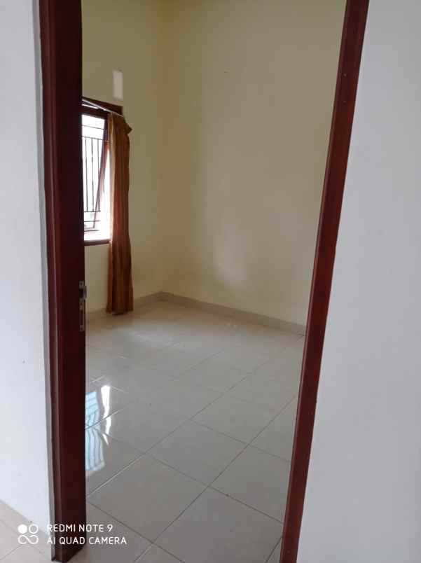 rumah bagus 5 kamar tidur disewakan dekat jalan solo