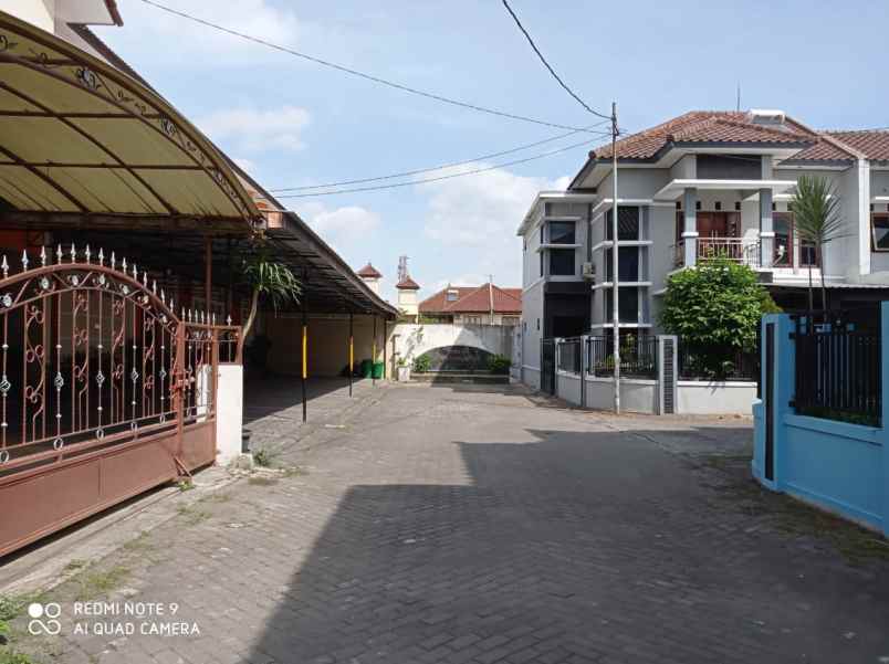 rumah bagus 5 kamar tidur disewakan dekat jalan solo