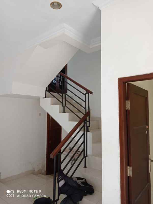 rumah bagus 5 kamar tidur disewakan dekat jalan solo