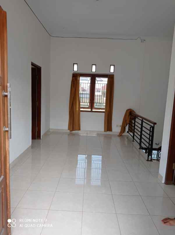 rumah bagus 5 kamar tidur disewakan dekat jalan solo