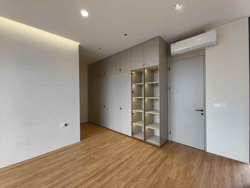 rumah baru hook semi furnished taman ratu jak bar