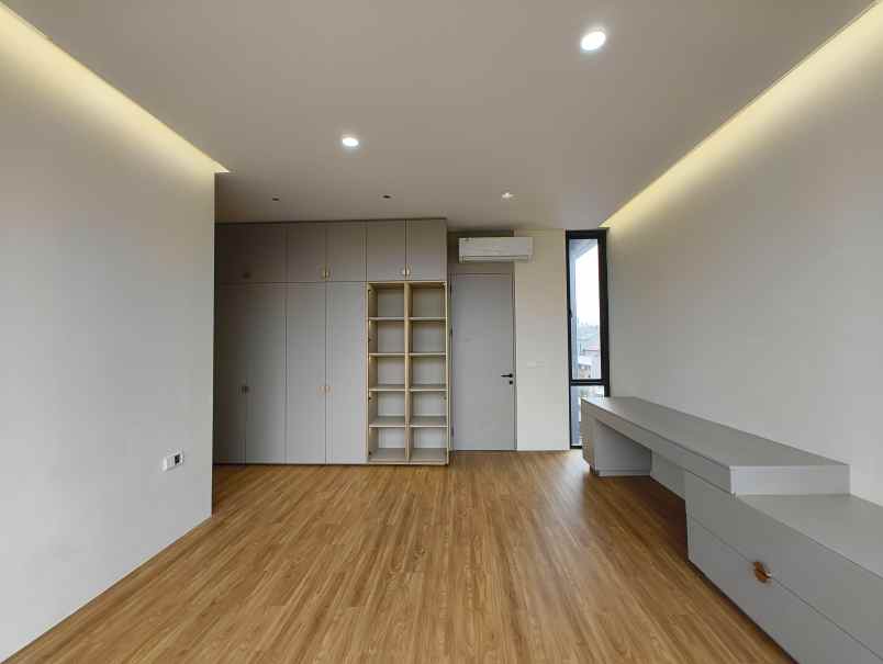 rumah baru hook semi furnished taman ratu jak bar