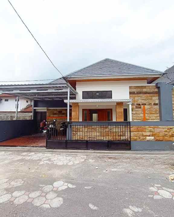 rumah cantik modern dalam cluster di dekat kampus uii