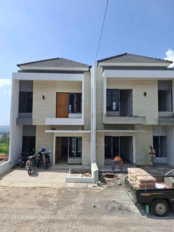 rumah exclusive di cluster baru banyumanik semarang