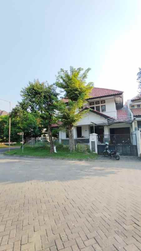 rumah hook hitung tanah kawasan elit surabaya barat