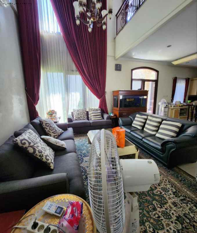 rumah klasik villa westwood pakuwon city strategis