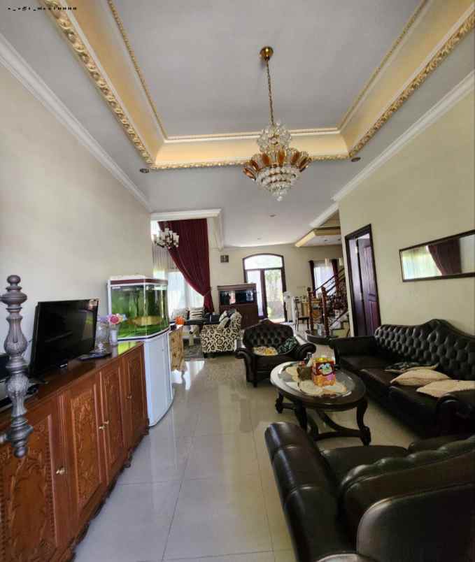 rumah klasik villa westwood pakuwon city strategis