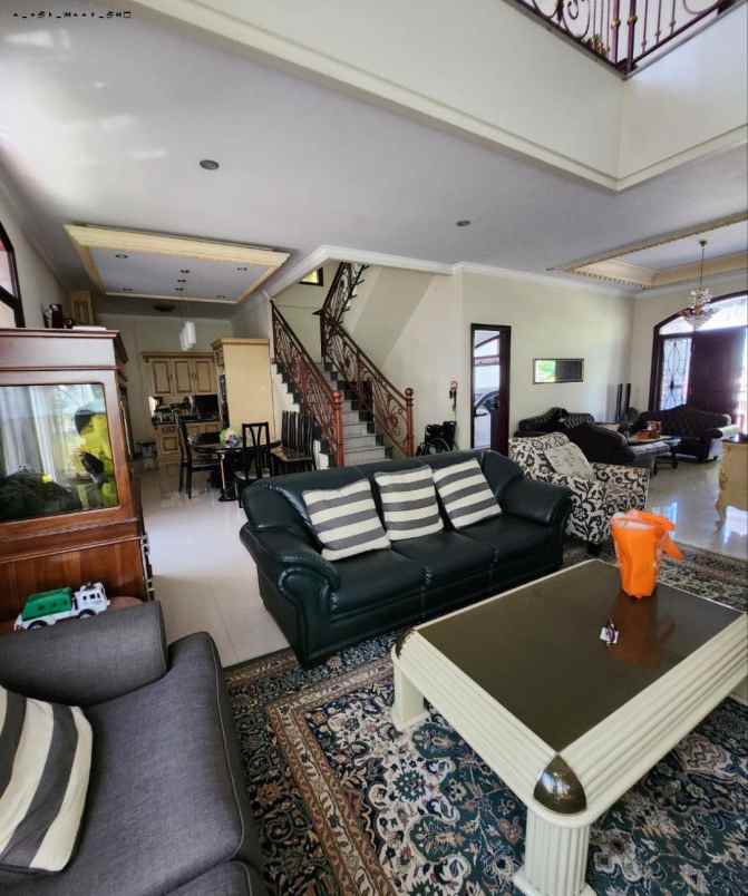 rumah klasik villa westwood pakuwon city strategis