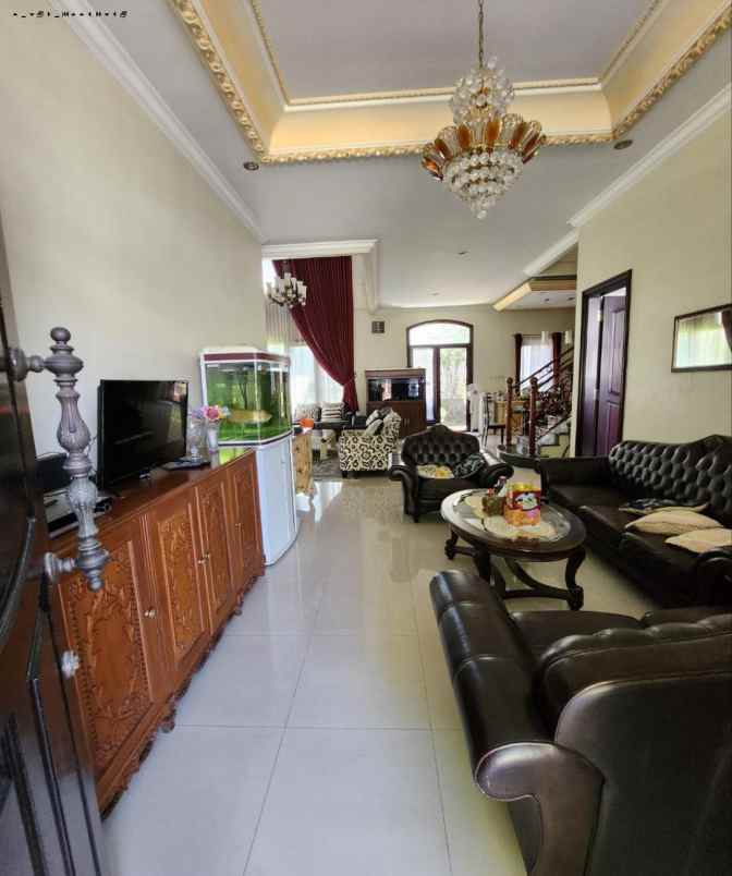 rumah klasik villa westwood pakuwon city strategis