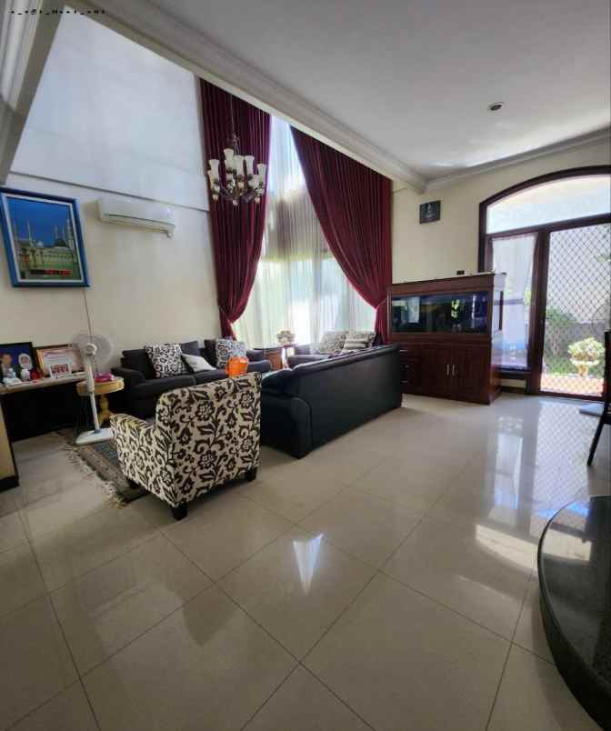 rumah klasik villa westwood pakuwon city strategis