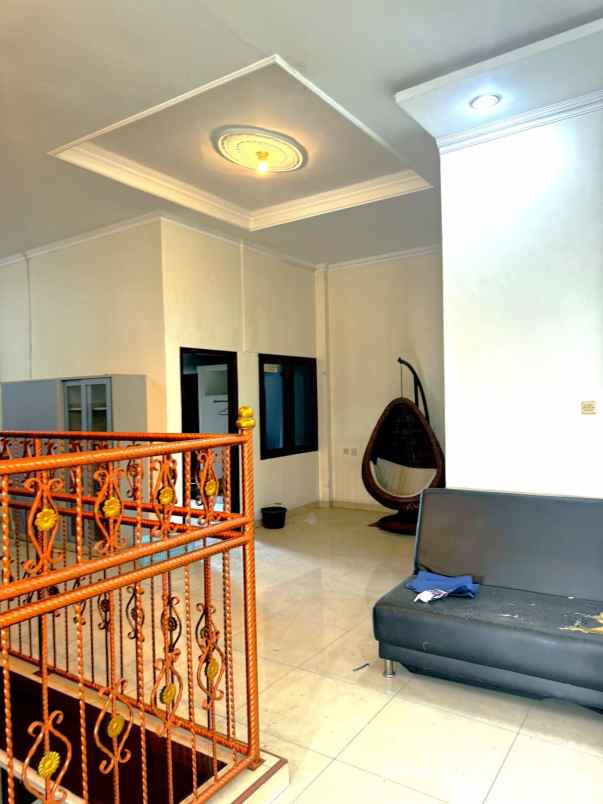 rumah mewah 2 5 lantai di bambu apus jakarta timur