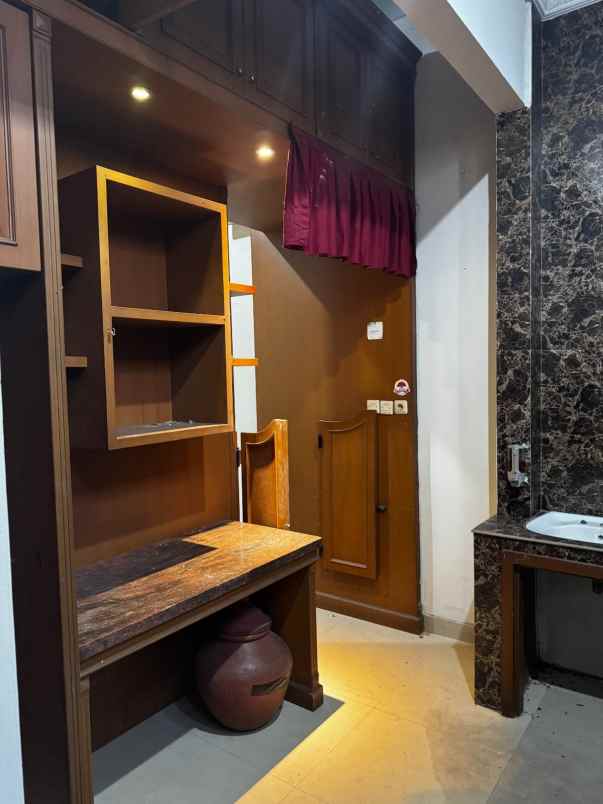 rumah mewah 2 5 lantai di bambu apus jakarta timur
