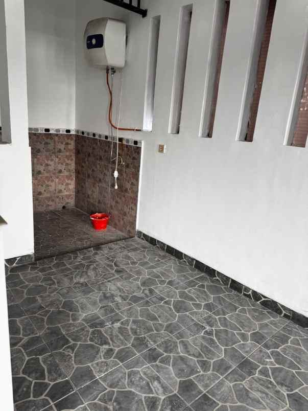 rumah mewah 2 5 lantai di bambu apus jakarta timur