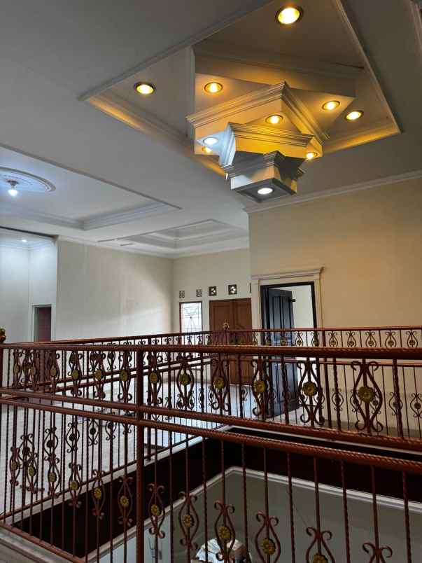 rumah mewah 2 5 lantai di bambu apus jakarta timur