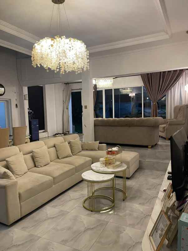 rumah mewah pusat kota subang dengan kolam renang