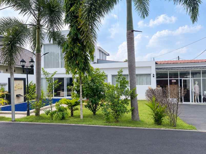 rumah mewah pusat kota subang dengan kolam renang