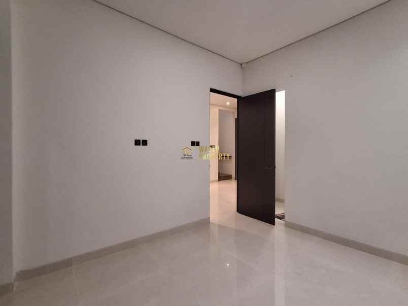 rumah mewah siap huni dekat monjali lokasi strategis