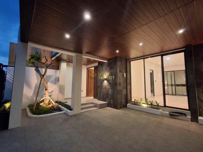 rumah mewah siap huni dekat monjali lokasi strategis