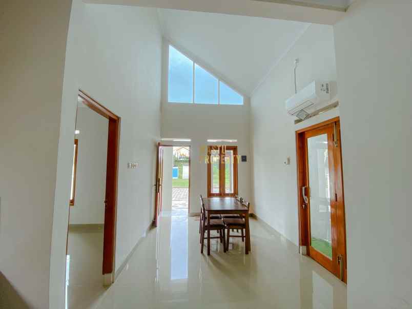 rumah modern dengan rooftop dekat jalan jogjasolo