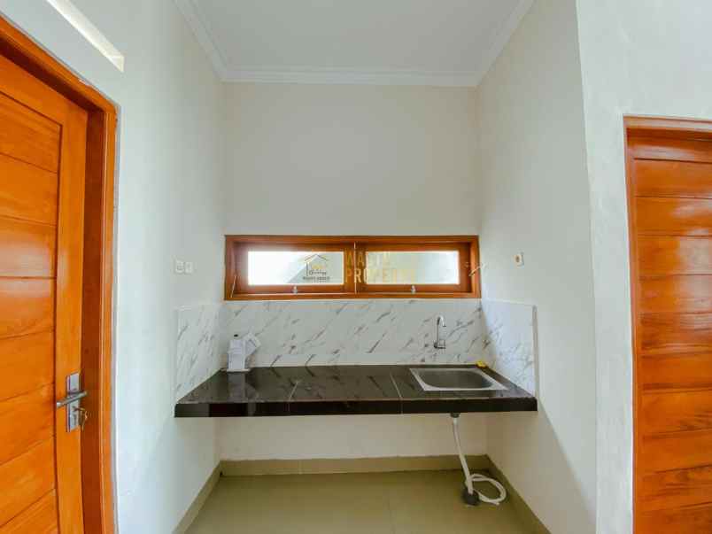 rumah modern dengan rooftop dekat jalan jogjasolo