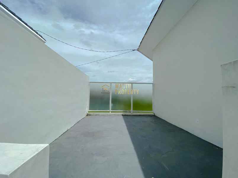 rumah modern dengan rooftop dekat jalan jogjasolo