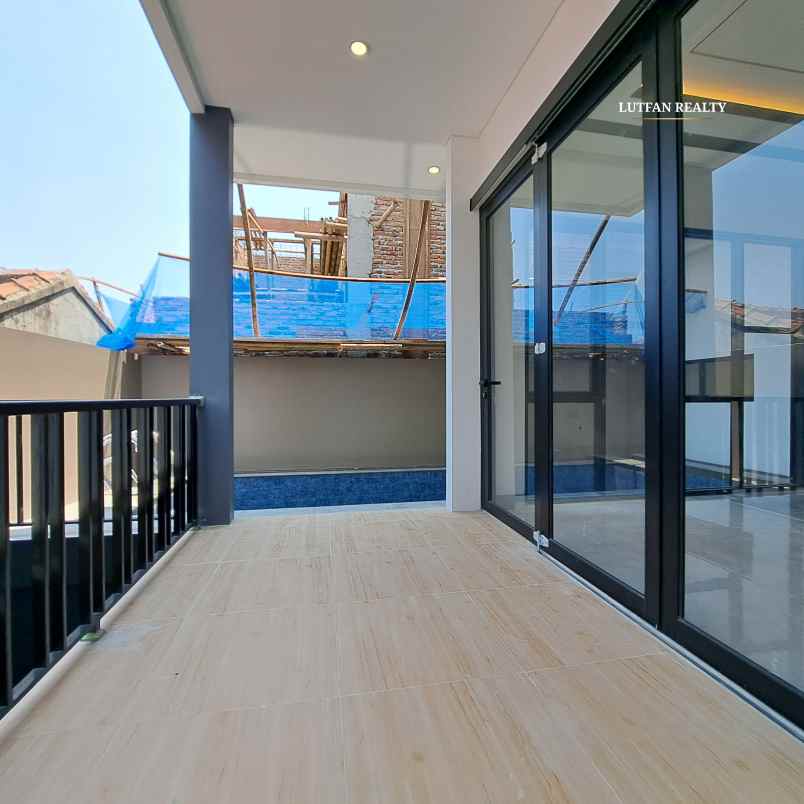 rumah modern kontemporer jagakarsa dalam cluster