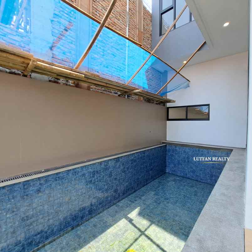 rumah modern kontemporer jagakarsa dalam cluster