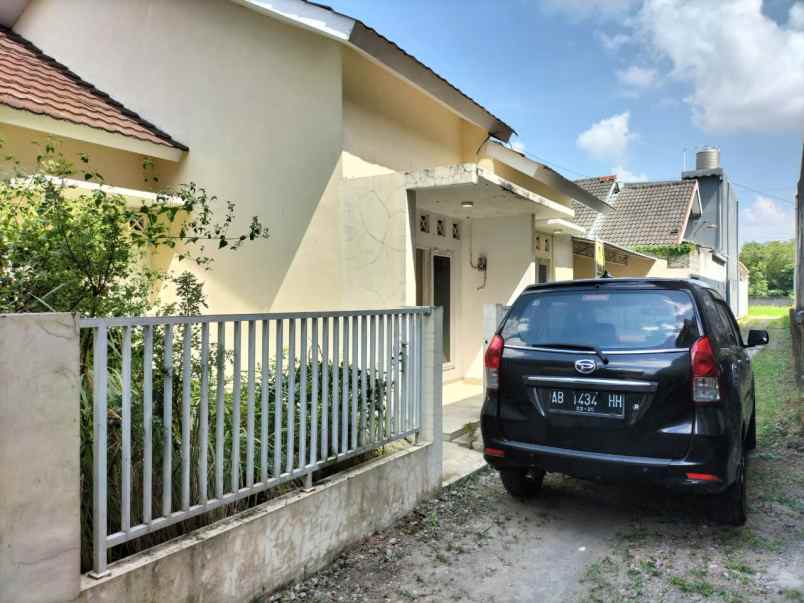 rumah secondary carpot luas dekat stie ypkn di sleman