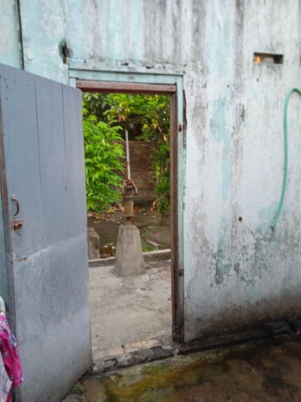 rumah siap huni dengan pekarangan belakang luas