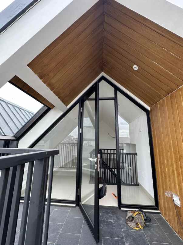 rumah siap huni di cluster mahakam jgc jakarta timur