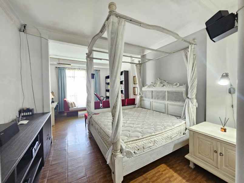 rumah zona komersial di jalan bangka jakarta selatan