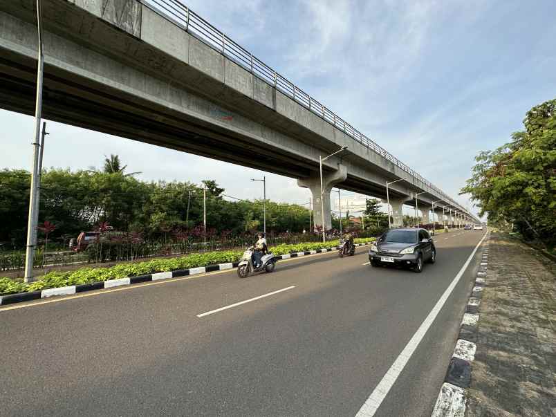 tanah depan hotel santika premiere