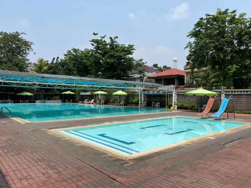 dijual bangunan sports club di kedoya