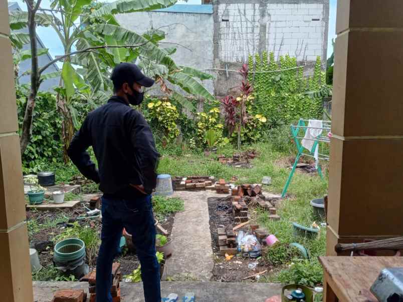 dijual butuh rumah terawat pinggir jalan utama