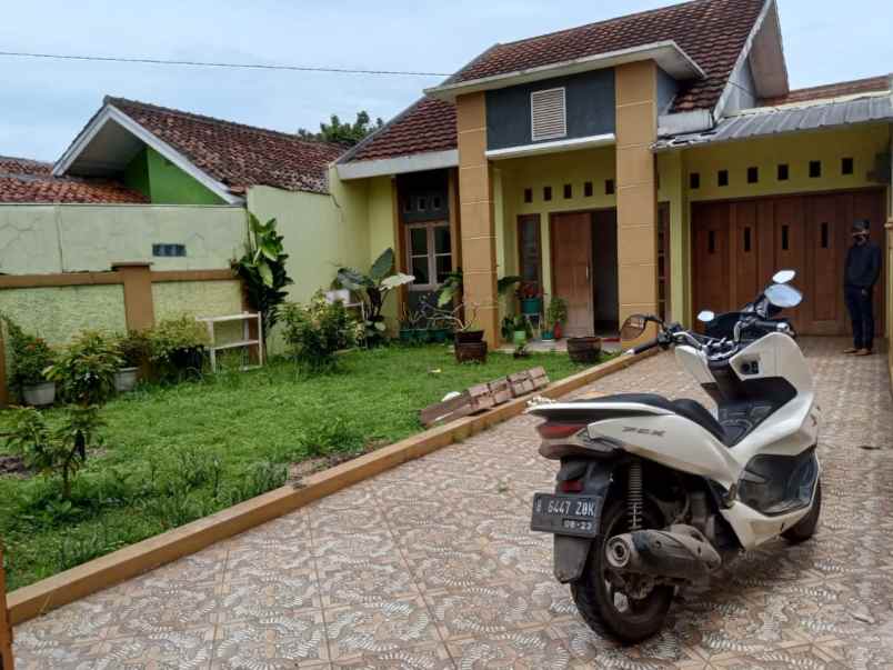 dijual butuh rumah terawat pinggir jalan utama