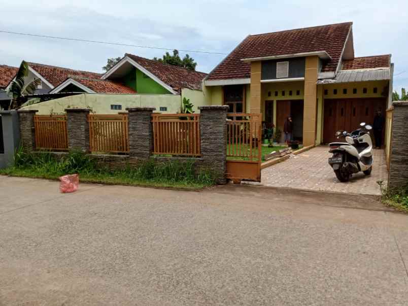 dijual butuh rumah terawat pinggir jalan utama