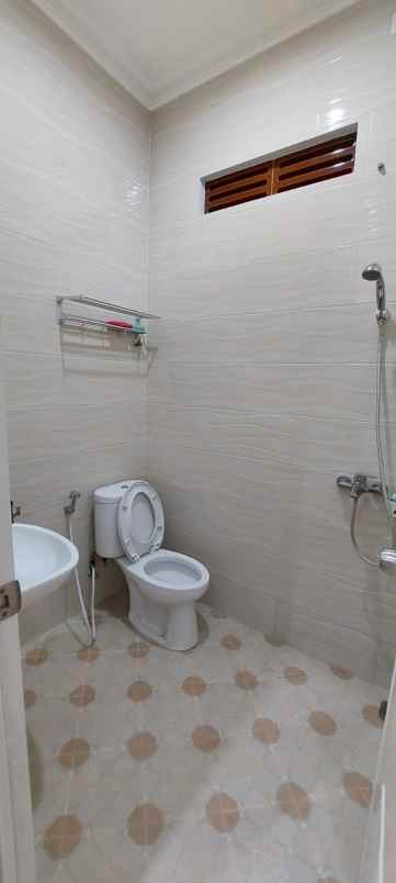 dijual rumah agung barat