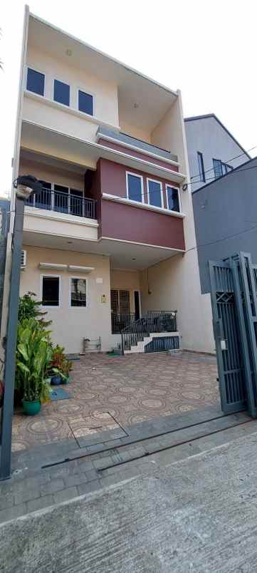 dijual rumah agung barat